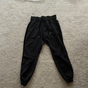 Size 6 lululemon on the fly pant with velvet trim